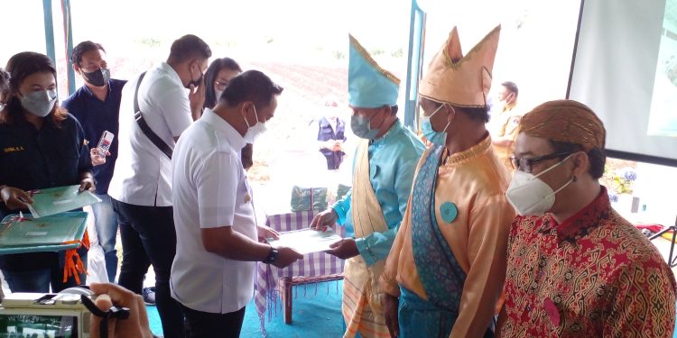 Bupati SSM Serahkan 1000 Sertifikat Tanah dan Bantuan Orsos kepada Masyarakat Boltim