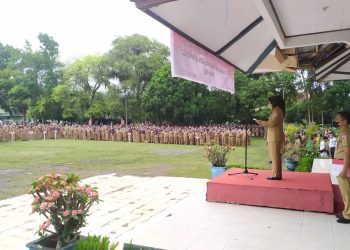 Pimpin Apel Perdana, Tatong Bara Tegaskan ASN dalam Disiplin Berpakaian