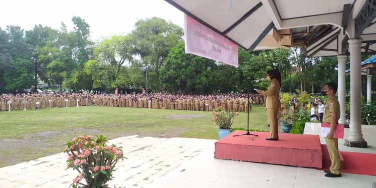Pimpin Apel Perdana, Tatong Bara Tegaskan ASN dalam Disiplin Berpakaian
