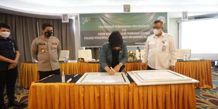 Wali Kota Tatong Bara Hadiri Pencanangan Zona Integritas WBK dan WBBM BPS Kotamobagu