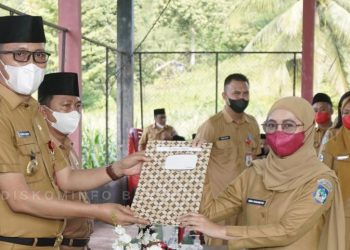 Iskandar Kamaru serahkan SK 100 Persen Kepada 149 CPNS
