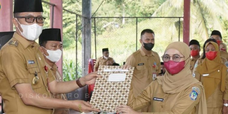 Iskandar Kamaru serahkan SK 100 Persen Kepada 149 CPNS