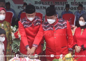 Pakai Pakaian Adat, Bupati dan Wabup Bolsel di HUT Kecamatan Posigadan