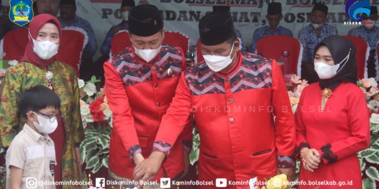 Pakai Pakaian Adat, Bupati dan Wabup Bolsel di HUT Kecamatan Posigadan