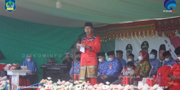 Pakai Pakaian Adat, Bupati dan Wabup Bolsel di HUT Kecamatan Posigadan