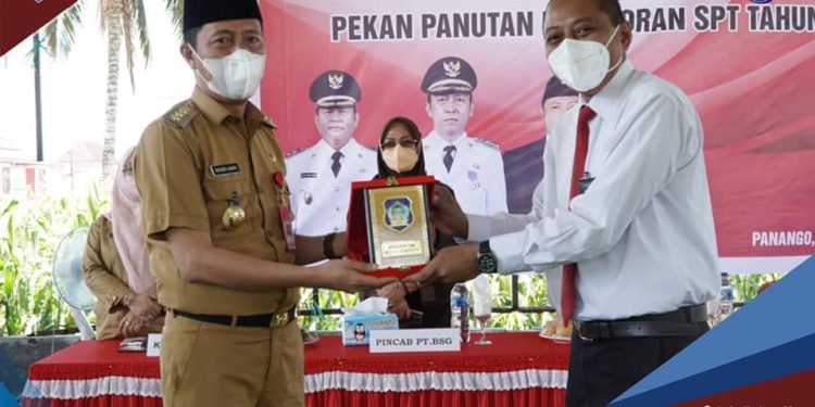Bupati Bolsel Serahkan SPPDT, DHKP dan Pelaporan SPT Kepada Kepala KPP Pratama Kotamobagu