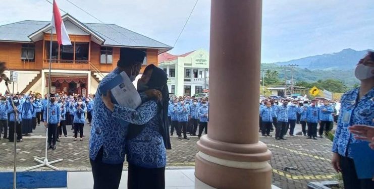 Dua ASN Boltim Terima SK Pensiun di Apel Korpri