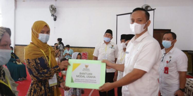 Pemkot Bersama BAZNAS Salurkan Bantuan Modal Usaha Bagi Pelaku Usaha di Kotamobagu