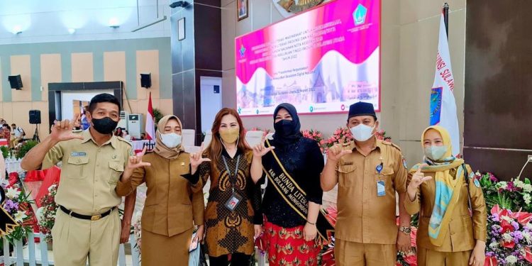 Mama Icat Dikukuhkan Sebagai Bunda Literasi Boltim