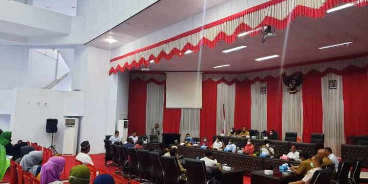 Pimpinan dan Anggota DPRD Kotamobagu Gelar RDP bersama Pedagang Pasar Serasi
