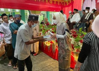 Imam dan Pegawai Syar’i Terima Bantuan