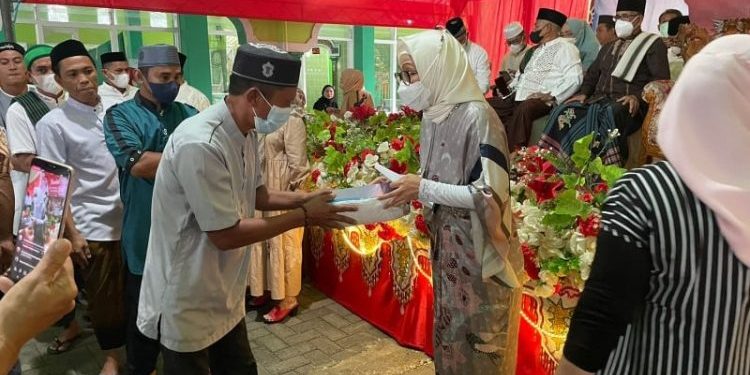 Imam dan Pegawai Syar’i Terima Bantuan