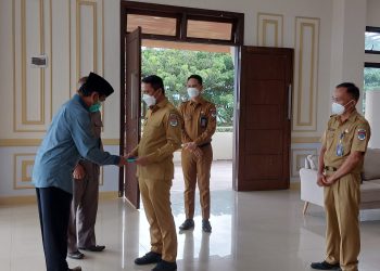 Selain Terima SK Pensiun, ASN ini Terima Pin Korpri Emas dari Bupati Boltim