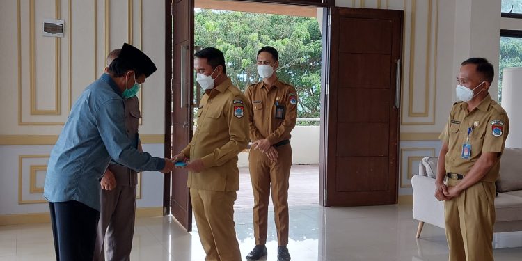 Selain Terima SK Pensiun, ASN ini Terima Pin Korpri Emas dari Bupati Boltim