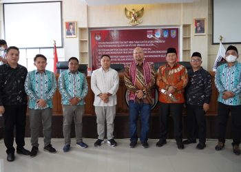 Wabup Bolsel Serahkan Hibah Lahan Kantor kepada Ketua KPU RI