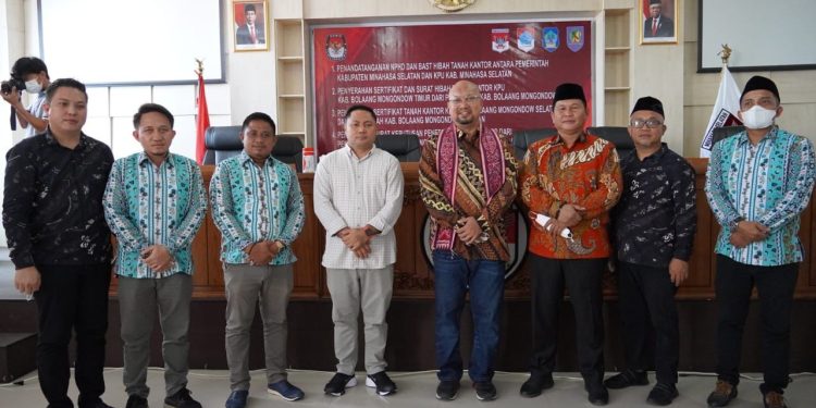 Wabup Bolsel Serahkan Hibah Lahan Kantor kepada Ketua KPU RI