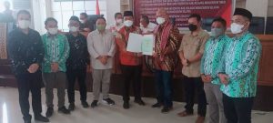 Wabup Bolsel Serahkan Hibah Lahan Kantor kepada Ketua KPU RI