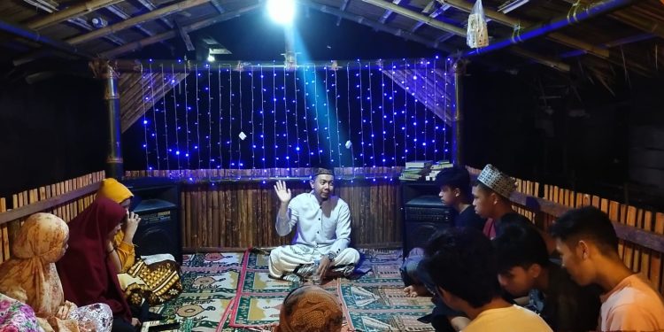 Remaja Masjid Al-Muhajirin Desa Modayag III Lakukan Tadarus Al Quran di Posko Ramadhan