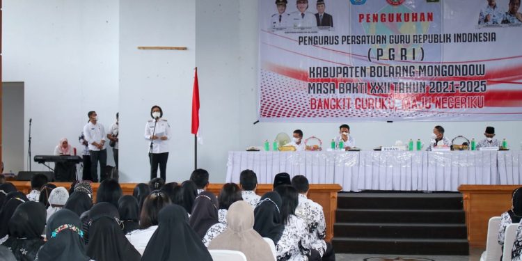 Resmi Kukuhkan Pengurus PGRI Bolmong, Ini Pesan Bupati Yasti
