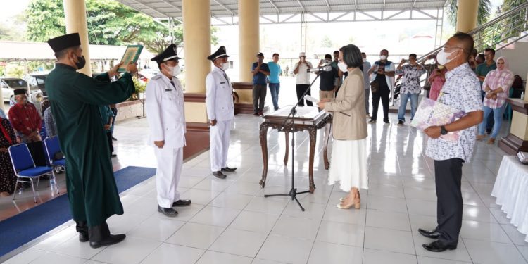Lantik Dua Sangadi Terpilih Antar Waktu, Ini Pesan Bupati Yasti