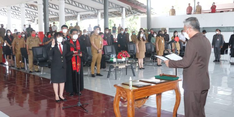 Bupati FDW Lantik Glady Kawatu Penjabat Sekda