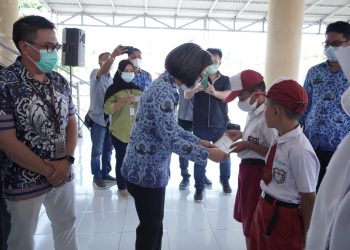 Bupati Yasti Serahkan Beasiswa PT.JRBM Untuk Pelajar di Lingkar Tambang 