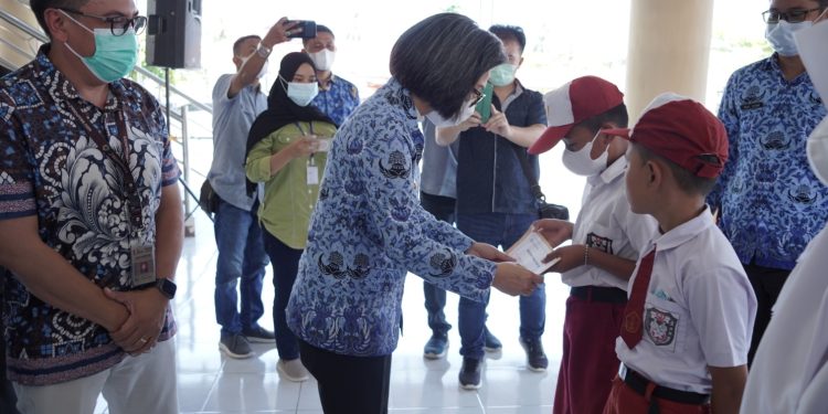 Bupati Yasti Serahkan Beasiswa PT.JRBM Untuk Pelajar di Lingkar Tambang 