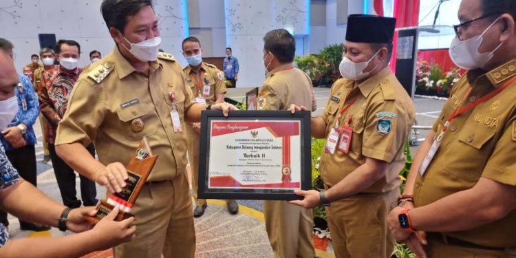 Sekda Bolsel Terima Penghargaan Terbaik ke II di Bidang Pengelolaan Air Limbah Domestik dan Persampahan