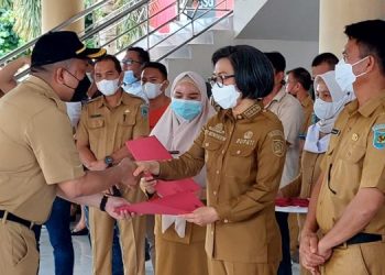 Bupati Yasti Serahkan SK CPNS Pemkab Bolmong