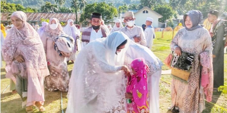 Bupati Yasti Sholat Ied dengan Warga di Desa Bangomolunow