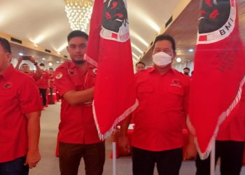 Deddy Abdul Hamid Serahkan Pataka DPC BMI Bolsel Usai di Lantik Sekjen DPP PDI Perjuangan