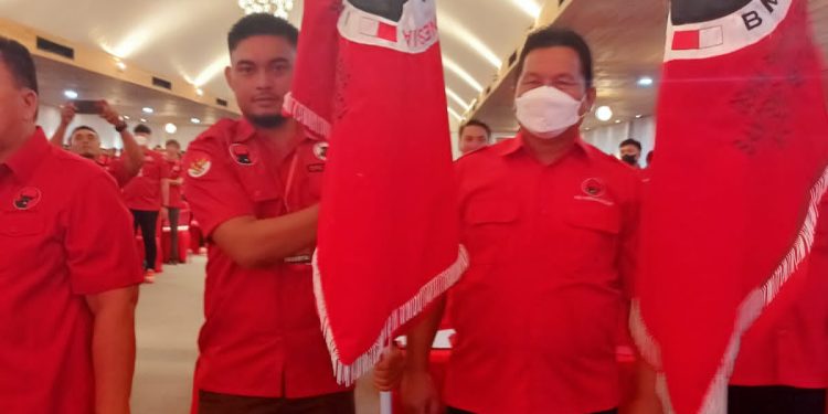 Deddy Abdul Hamid Serahkan Pataka DPC BMI Bolsel Usai di Lantik Sekjen DPP PDI Perjuangan