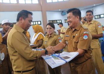 Serahkan DHKP dan SPPT, Bupati Boltim Ingatkan Soal Pentingnya Membayar Pajak