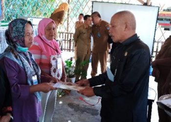 DPMPTSP Boltim Serahkan 70 Izin Usaha kepada Pelaku Usaha di Kecamatan Kotabunan dan Tutuyan
