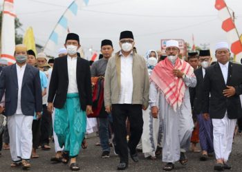 Pj Bupati Limi dan Ketua TP-PKK Sholat Idul Adha di Ibolian