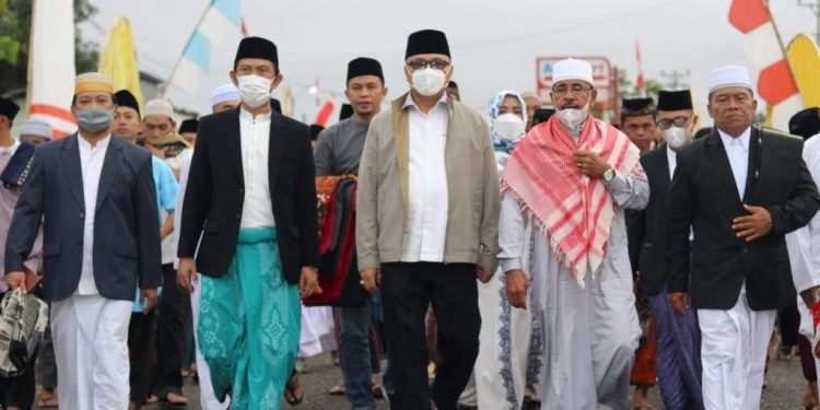 Pj Bupati Limi dan Ketua TP-PKK Sholat Idul Adha di Ibolian