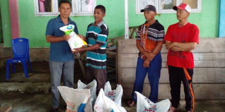 Pemdes Modayag Salurkan Bantuan Pupuk, Bibit Jagung dan Racun Hama kepada Kelompok Tani
