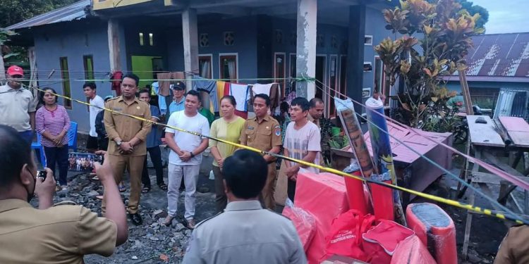 Bupati Serahkan Bantuan kepada Korban Kebakaran di Atoga Timur