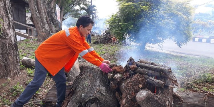 Jelang HUT Boltim, DLH  Lakukan Kerja Bakti di Ruas Jalan Ibu Kota