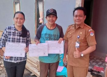 Dinas Dukcapil Ganti Dokumen Kependudukan Warga Atoga Timur yang Terbakar