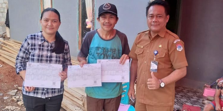 Dinas Dukcapil Ganti Dokumen Kependudukan Warga Atoga Timur yang Terbakar