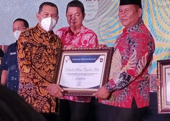 Wabup Bolsel Terima Penghargaan Stunting ke-2 se-Sulut