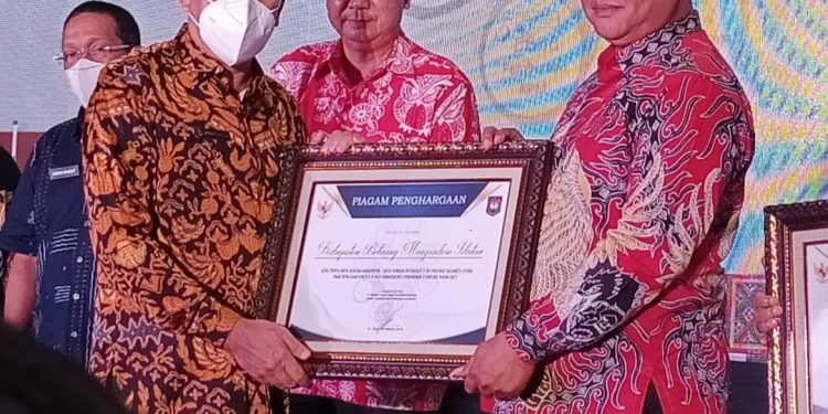 Wabup Bolsel Terima Penghargaan Stunting ke-2 se-Sulut