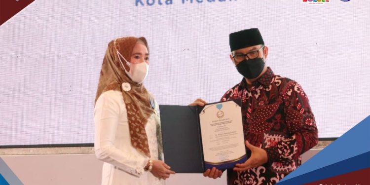 Ketua TP-PKK Bolsel Terima Piagam Manggala Karya Kencana