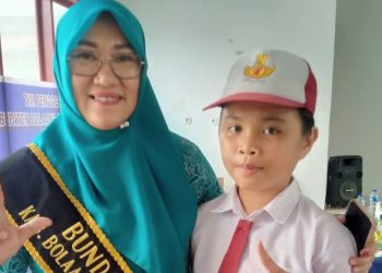 Mama Icat Beri Penghargaan Kepada Siswa Pemenang Lomba Literasi Antar Pelajar