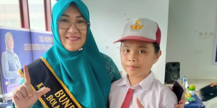 Mama Icat Beri Penghargaan Kepada Siswa Pemenang Lomba Literasi Antar Pelajar
