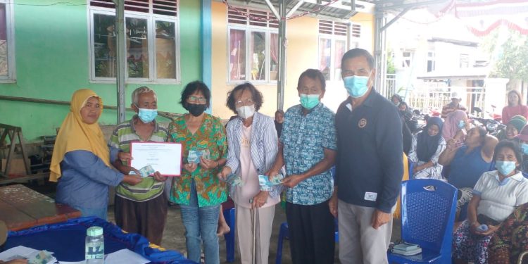 Pemdes Modayag Salurkan BLT DD Tahap III kepada 90 KPM