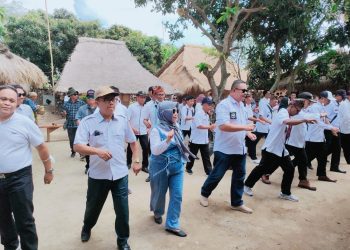 Kunjungi Desa Sengkol NTB, Sangadi di Boltim Tampilkan Tarian Dana-dana