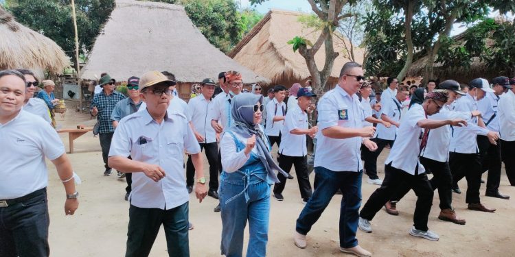 Kunjungi Desa Sengkol NTB, Sangadi di Boltim Tampilkan Tarian Dana-dana