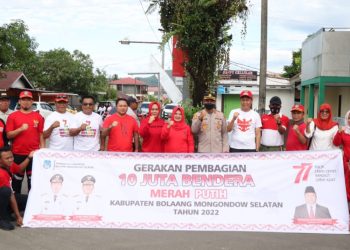 Bupati dan Jajaran Pemkab Bolsel Lakukan Gerakan Pembagian 10 Juta Bendera Merah Putih